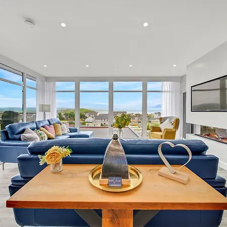 Bayview Luxury 4 Bedroom Penthouse 펜션 다우닝스