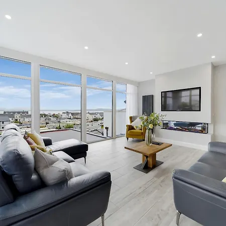 Bayview 4-bedroom Penthouse داونيغس